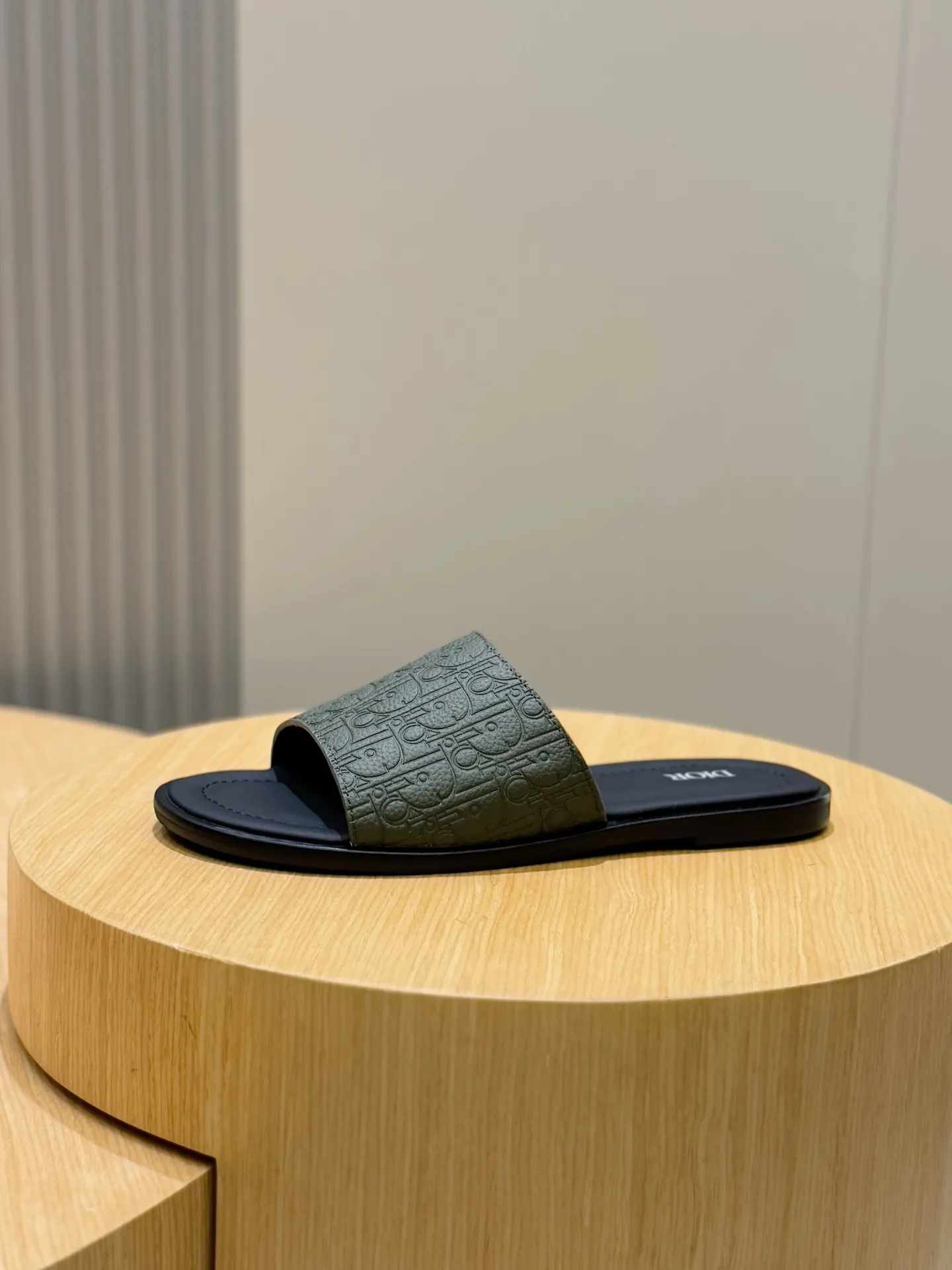 Men's Men's Shoes 💰320 [New Style] 🐝🐝Dior Alias ​​men's leather slippers. This Alias ​​sandal is a new summer product, showing a casual and elegant style. Carefully crafted from grained cow leather and Oblique printed fabric, with cowhide lining! Cross-strap design with metal-clad brass CD Diamond logo. The imported cowhide leather and rubber sole adds sophistication and comfort, while Oblique print-effect anti-slip panels add style. Size: 39-44 (customized at 38.45)